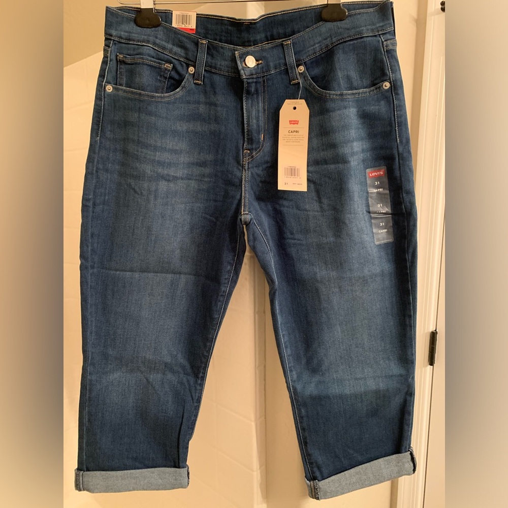 Women’s Levi stretch denim Capri jeans with tags